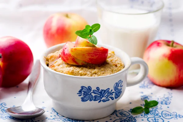 Farina d'avena al forno con frutta, yogurt e miele — Foto Stock