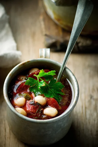 Sopa de frijoles y salchichas y taza de metal . —  Fotos de Stock