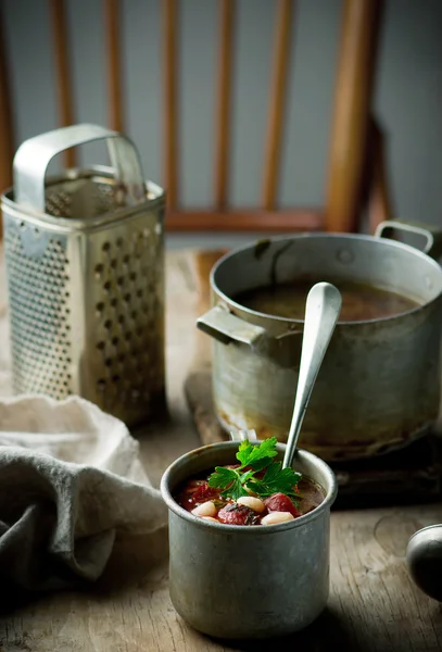 豆のスープとソーセージと金属のマグカップ. — ストック写真