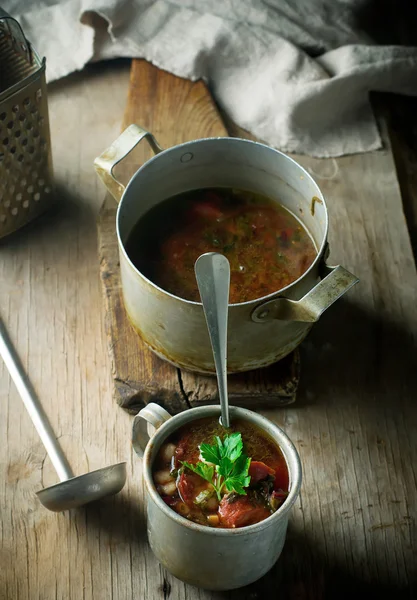 Böna soppa och korv och metall mugg. — Stockfoto