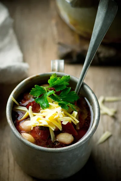 Zuppa di fagioli e salsicce e tazza di metallo . — Foto Stock