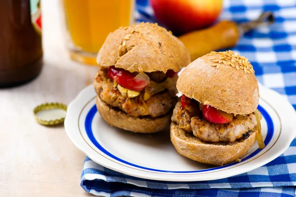 Burgare med fläsk och äpple. — Stockfoto