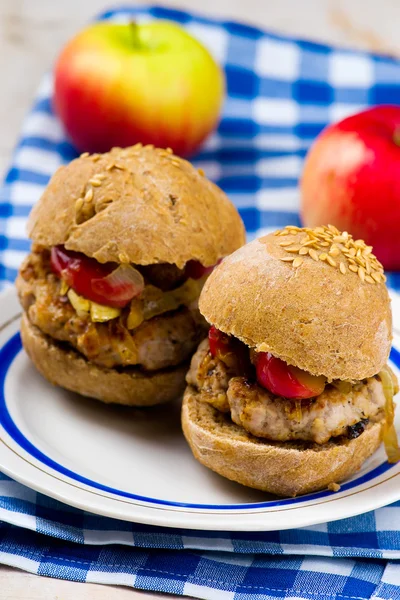 Hamburguesa con cerdo y manzana . — Foto de Stock