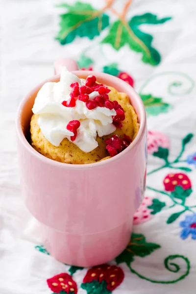 Tasse Kuchen in der Mikrowelle zubereitet — Stockfoto