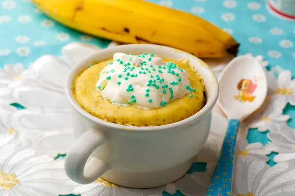 Tasse Kuchen in der Mikrowelle zubereitet — Stockfoto