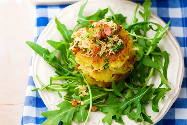 Buñuelos de patata con ensalada verde — Foto de Stock