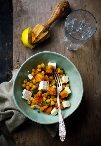 Sallad med pumpa, kikärtor och fetaost. — Stockfoto