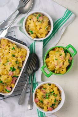 puding jambon ve bezelye ile pişmiş makarna. 