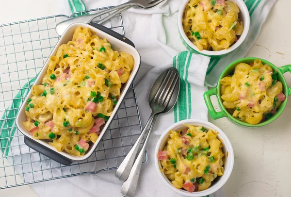 Macaroni baked pudding with ham and peas. — Stock Photo, Image