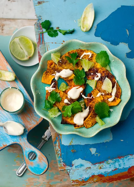 Ensalada con calabaza, lima y tahini — Foto de Stock