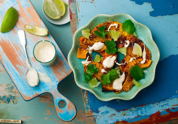 Ensalada con calabaza, lima y tahini — Foto de Stock