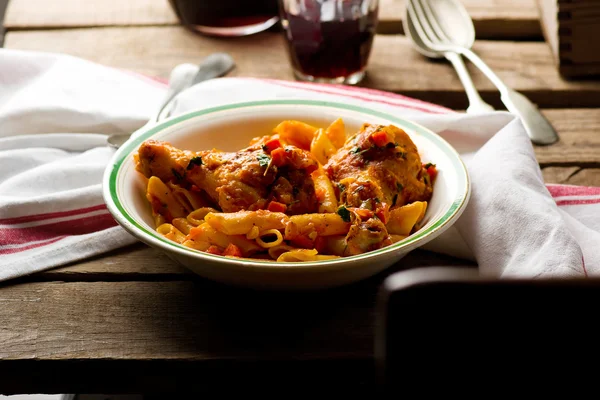 Pasta med kyckling — Stockfoto