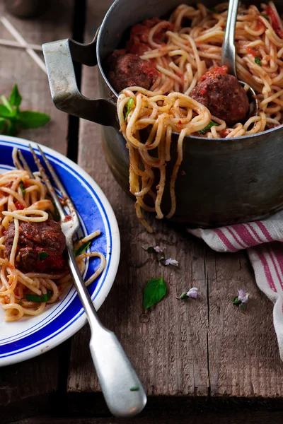 Masové kuličky v rajčatové omáčce wirh špagety. — Stock fotografie