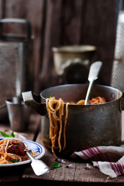 Meat balls in tomato sauce wirh spaghetti. — Stock Photo, Image