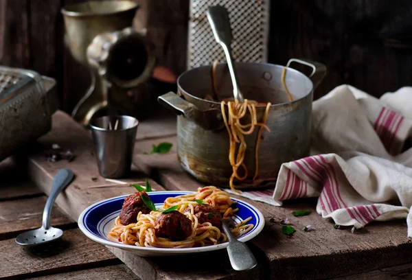 Meat balls in tomato sauce wirh spaghetti. — Stock Photo, Image