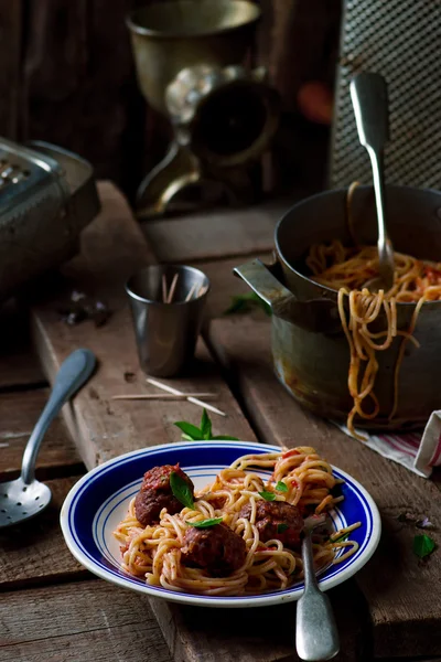 Fleischbällchen in Tomatensauce mit Spaghetti. — Stockfoto