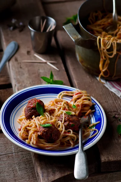 Pulpety w sosie pomidorowym wirh spaghetti. — Zdjęcie stockowe