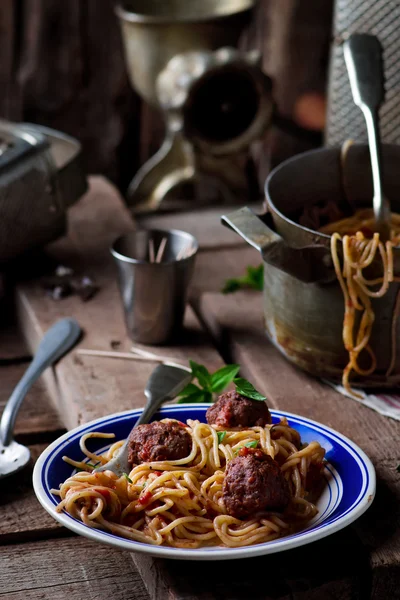 Polpette di carne in salsa di pomodoro wirh spaghetti . — Foto Stock