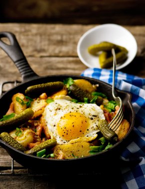 pastırmalı bir pik demir tavada kızarmış yumurta ile patates kahvaltıdan ülke.