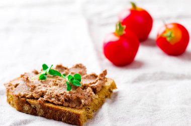 bir karaciğer yapıştırmak.