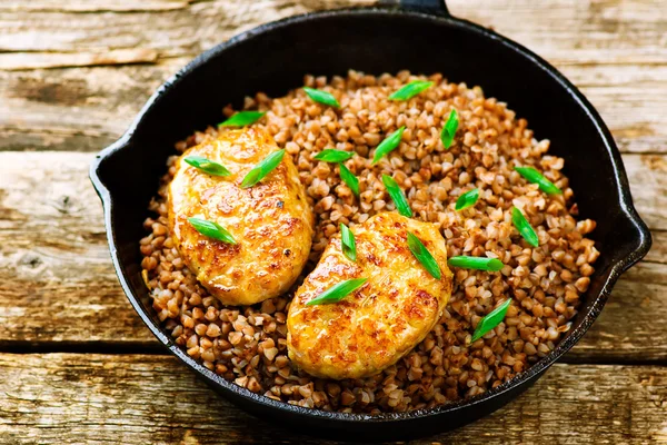 Grano saraceno con polpette di pollo — Foto Stock