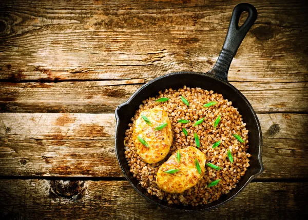 Trigo sarraceno con empanadas de pollo —  Fotos de Stock