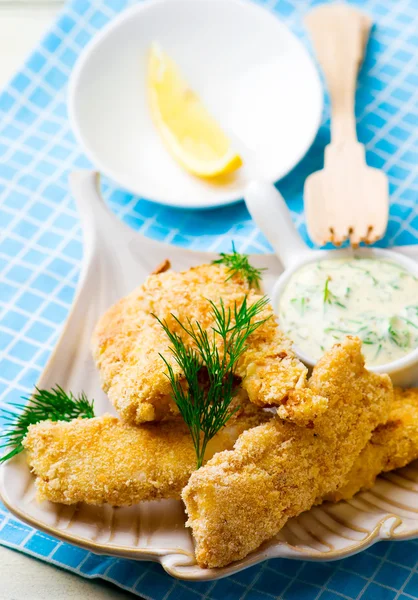 Pescado frito con salsa tártara . —  Fotos de Stock