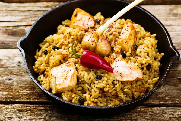 Pilaf in einer gusseisernen Pfanne — Stockfoto