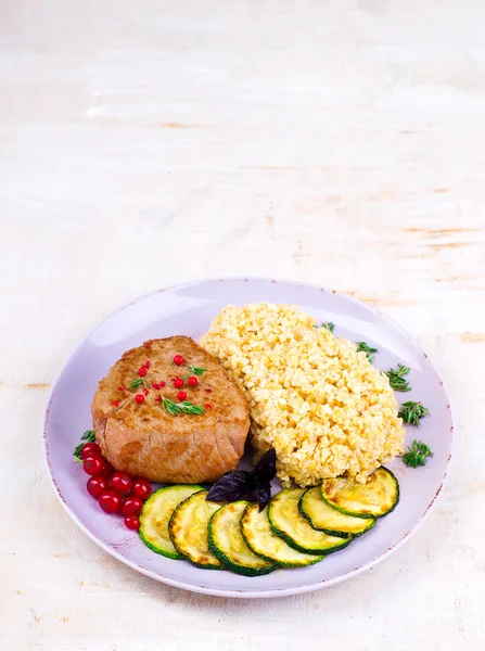 Steak au bulgur et légumes — Photo