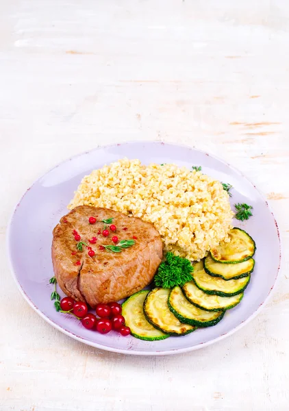 Steak  with bulgur and vegetables — Stock Photo, Image