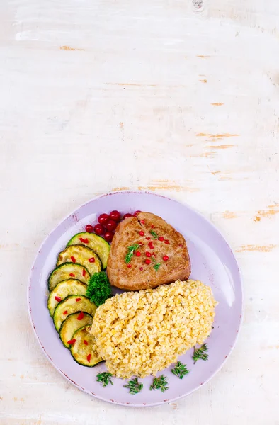 Filete con bulgur y verduras —  Fotos de Stock