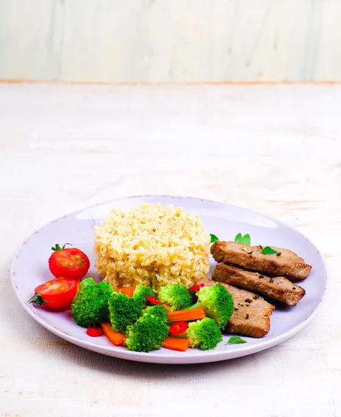 Filete con bulgur y verduras —  Fotos de Stock