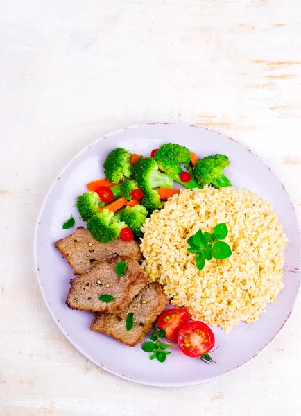 Steak mit Bulgur und Gemüse — Stockfoto