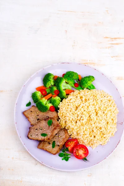 Filete con bulgur y verduras —  Fotos de Stock