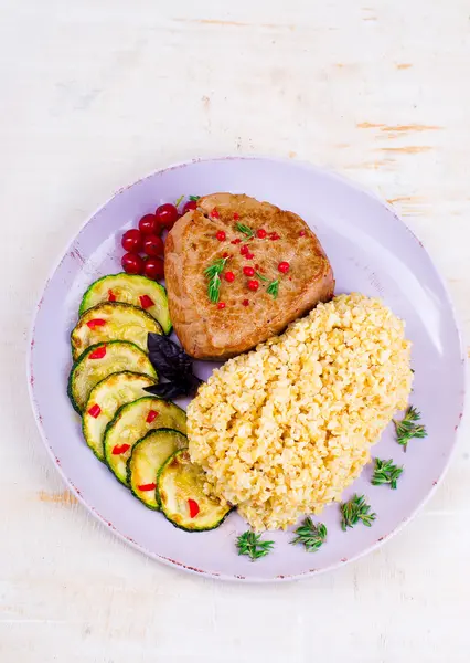 Steak s bulgurem a zeleninou — Stock fotografie