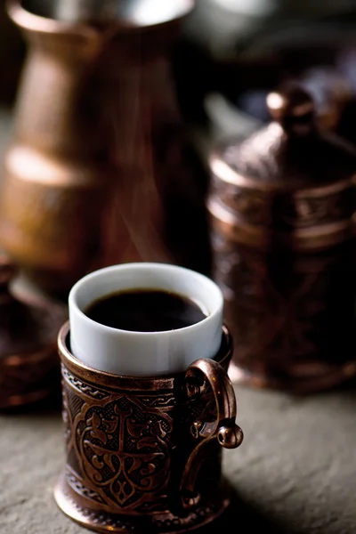 Káva v kovových turecká tradiční poháry — Stock fotografie