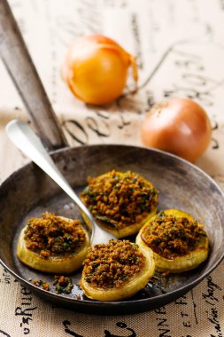 pişmiş soğan ile bir tane kırıntı