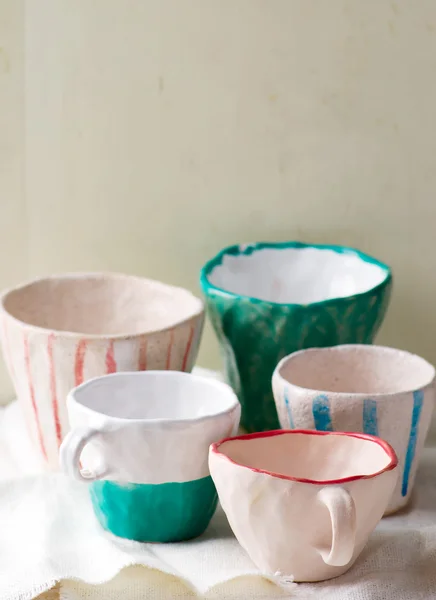 Пустые керамические чашки на столе — стоковое фото