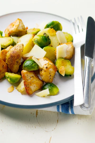 Gebakken kipfilet met Brussel sprout — Stockfoto