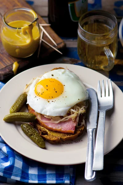 Sandwich mit Sauerkraut, Schinken und Spiegeleiern — Stockfoto