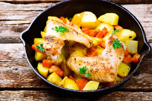 Fried chicken with vegetables — Stock Photo, Image