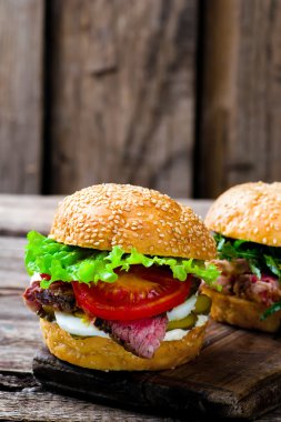 sığır eti ve sebze ile sandviç