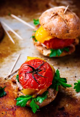 Tavuk ve sebzeli sandviç.