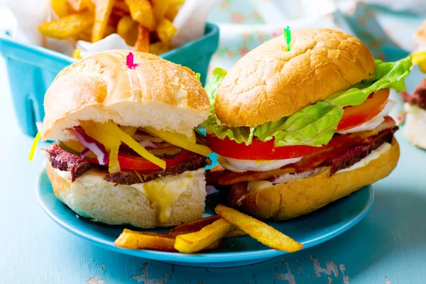 Smörgås med rostbiff och grönsaker — Stockfoto