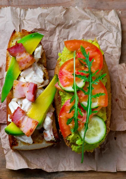 Bocadillo con pollo y verduras —  Fotos de Stock