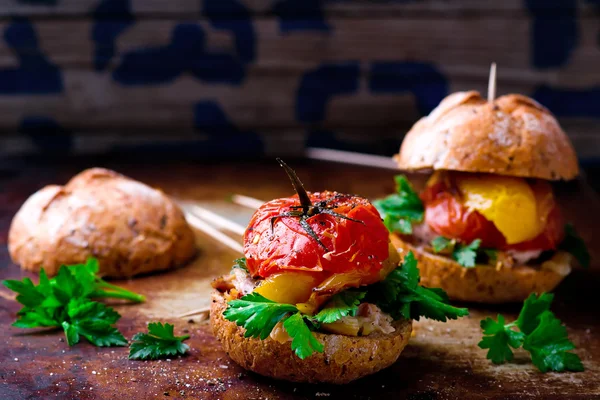 Bocadillo con pollo y verduras — Foto de Stock