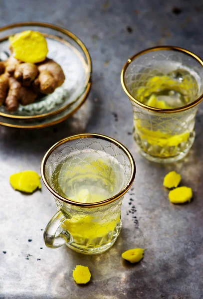 Té de jengibre en tazas de vidrio —  Fotos de Stock