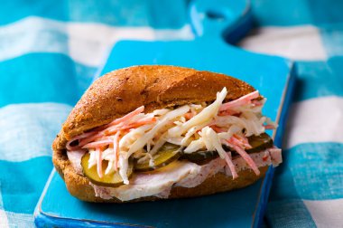 sandviç domuz eti ve cole ile yavaş