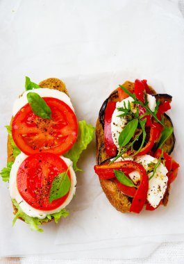 sebze ve peynirli sandviç