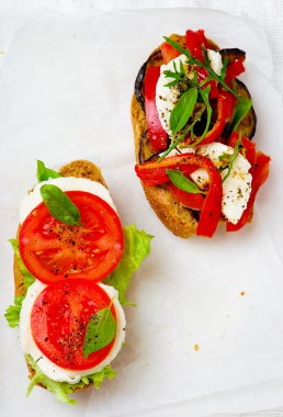 sebze ve peynirli sandviç